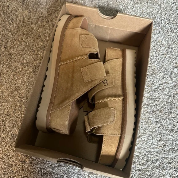 New UGG Sandals - Goldenstar Hi Slide Size 7 - Picture 2 of 3